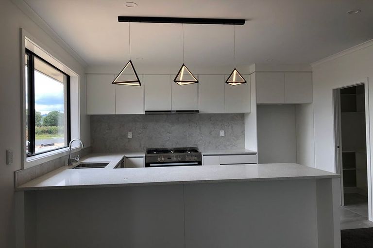 Photo of property in 12 Kaaka Street, Cambridge, 3434