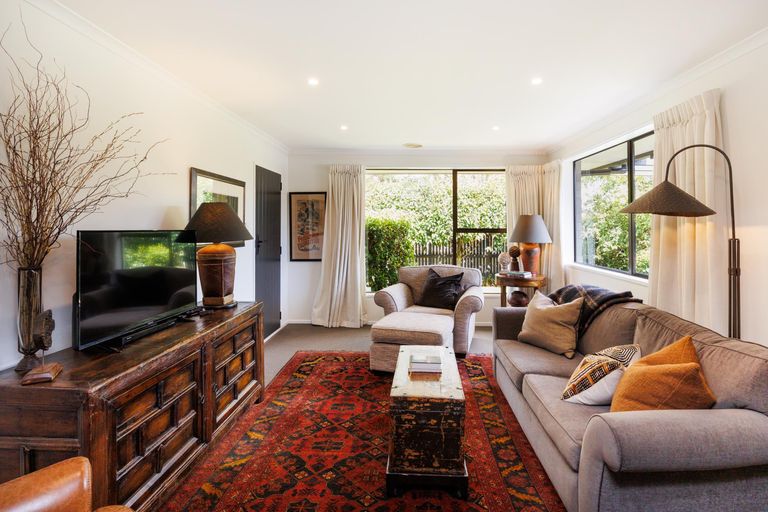 Photo of property in 8 Earl Place, Hokowhitu, Palmerston North, 4410