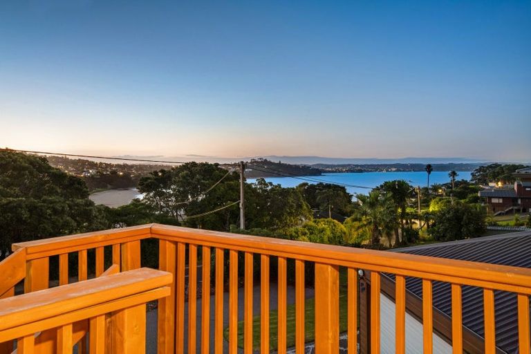 Photo of property in 29 Melandra Road, Stanmore Bay, Whangaparaoa, 0932