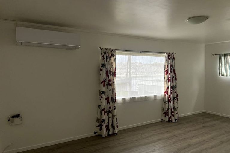 Photo of property in 2/527 Beach Road, Murrays Bay, Auckland, 0630
