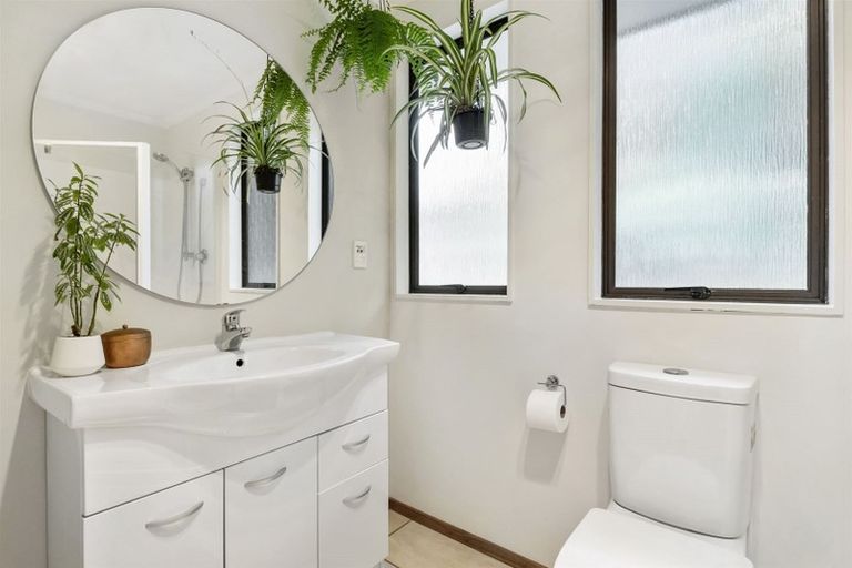 Photo of property in 2 Hiwihau Place, Glenfield, Auckland, 0629