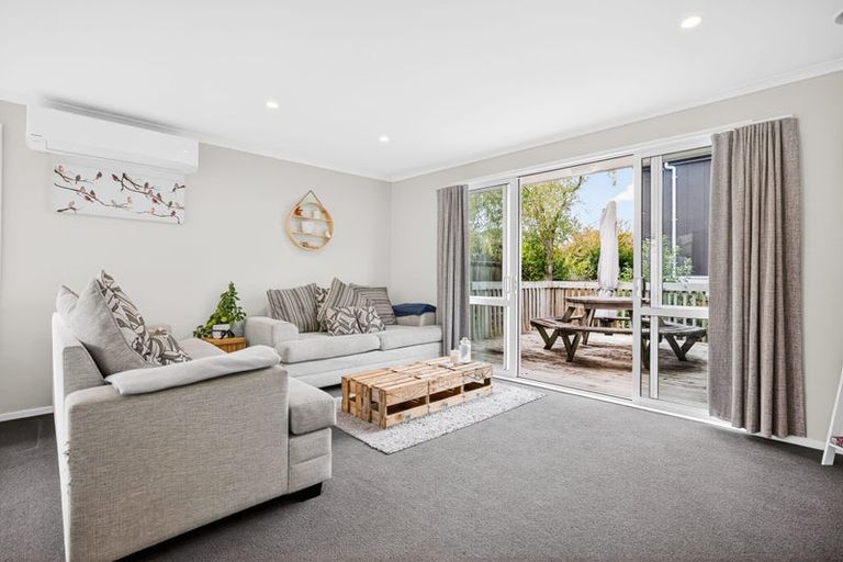 Photo of property in 6a Magdalen Place, West Harbour, Auckland, 0618