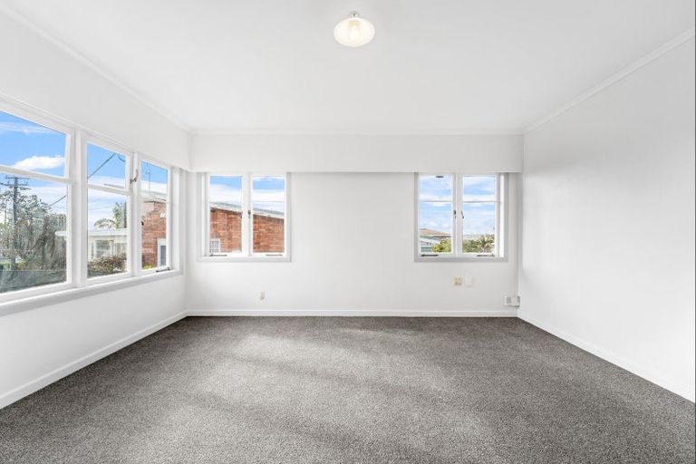 Photo of property in 35 Eastglen Road, Glen Eden, Auckland, 0602