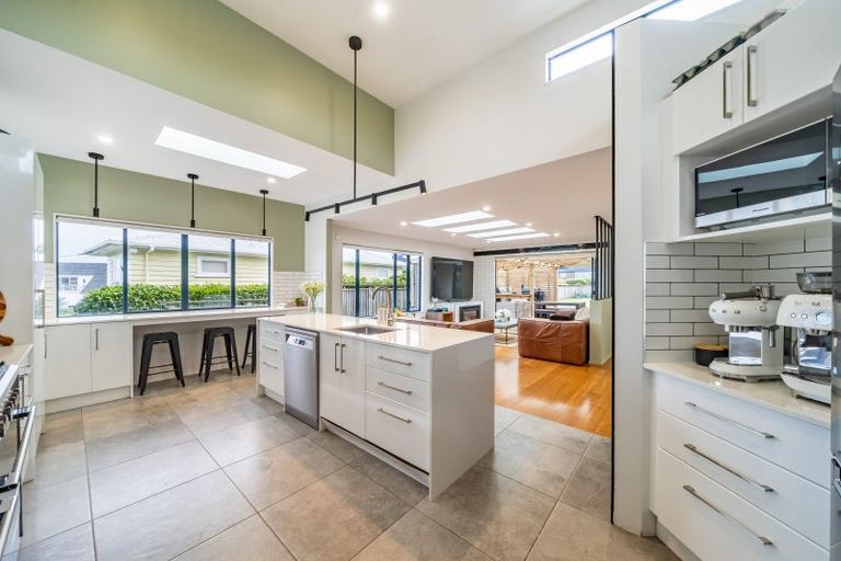 Photo of property in 11 Corlett Road, Plimmerton, Porirua, 5026