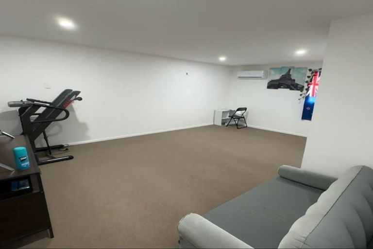 Photo of property in 8 Angeline Place, Massey, Auckland, 0614