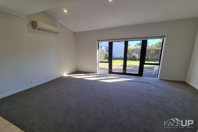 Photo of property in 52 Vinograd Drive, Te Atatu Peninsula, Auckland, 0610