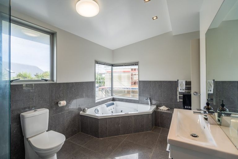 Photo of property in 18 Olliver Grove, Waikanae Beach, Waikanae, 5036