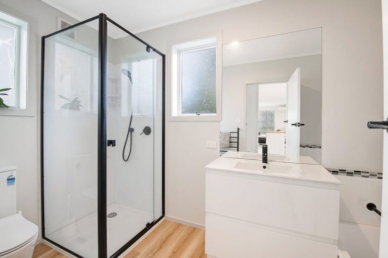 Photo of property in 5 Maori Hut Road, Red Beach, 0932