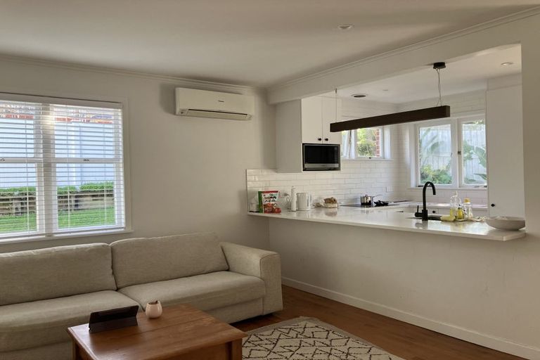 Photo of property in 3/15 East Coast Road, Milford, Auckland, 0620