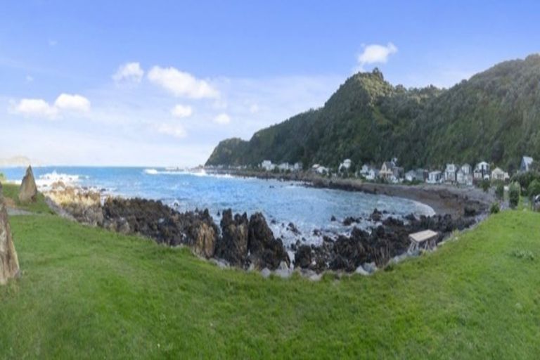 Photo of property in 81 Breaker Bay Road, Breaker Bay, Wellington, 6022