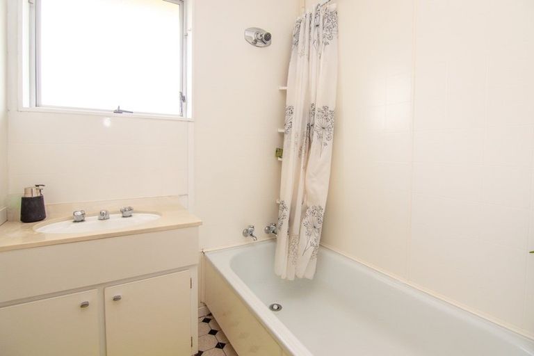 Photo of property in 2 Paul Place, Awapuni, Palmerston North, 4412