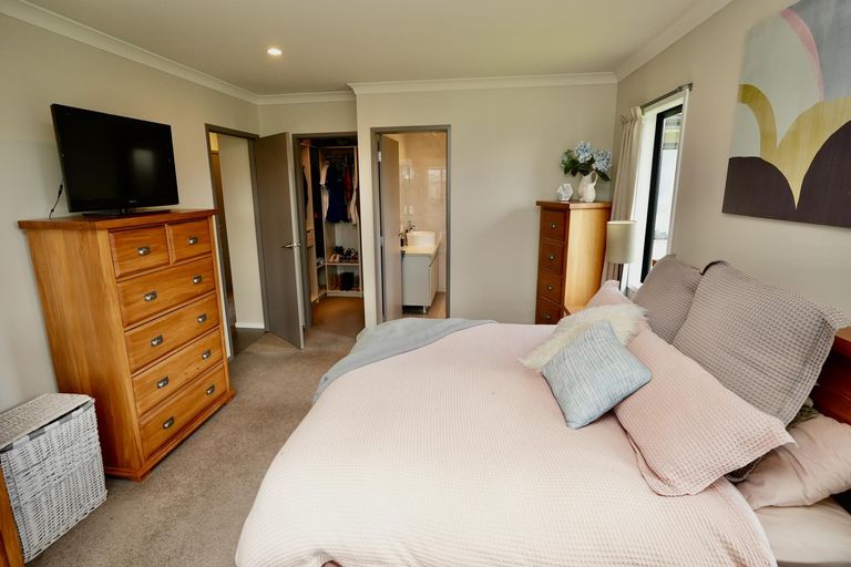 Photo of property in 32 Rosalie Terrace, Kelvin Grove, Palmerston North, 4414
