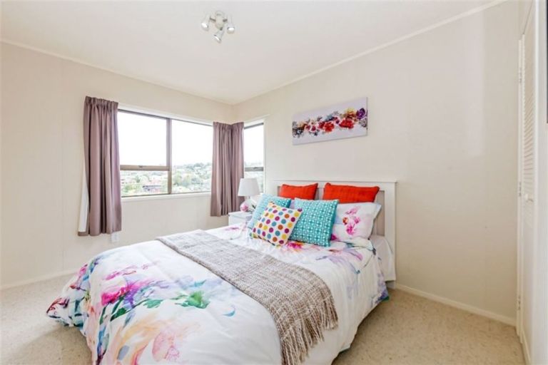 Photo of property in 33 John Downs Drive, Browns Bay, Auckland, 0630