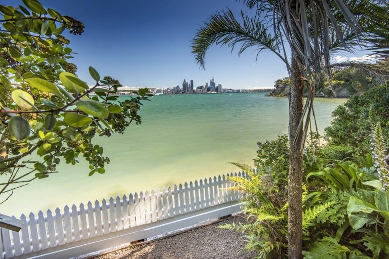 Photo of property in 5 Stanley Point Road, Stanley Point, Auckland, 0624