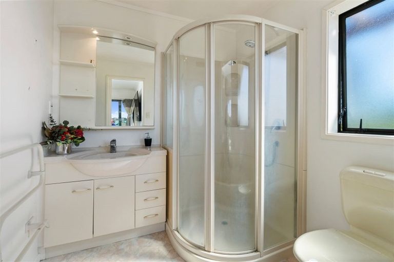 Photo of property in 36 Ewhurst Place, Goodwood Heights, Auckland, 2105