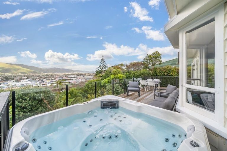 Photo of property in 6 Onehuka Road, Tirohanga, Lower Hutt, 5010