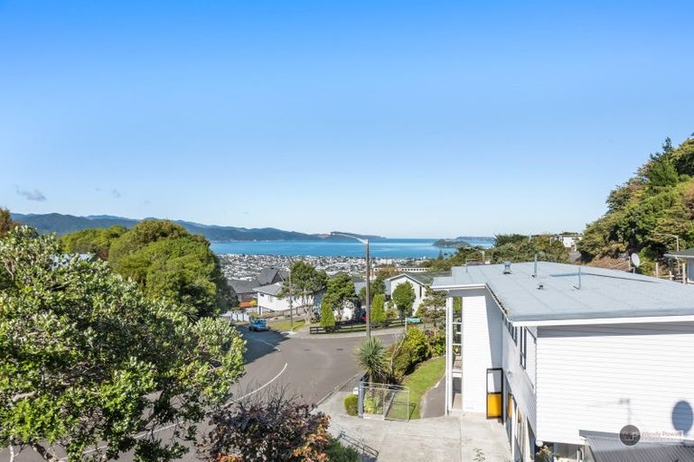 Photo of property in 73 Miromiro Road, Normandale, Lower Hutt, 5010