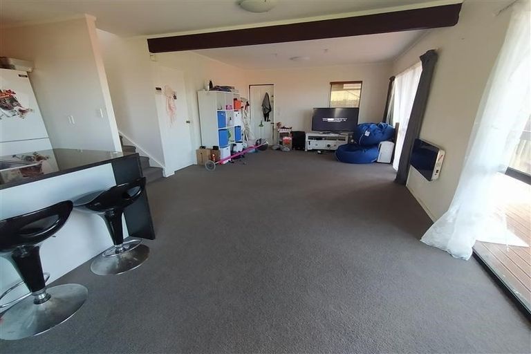 Photo of property in 1/20 Cassandra Grove, Totara Vale, Auckland, 0629