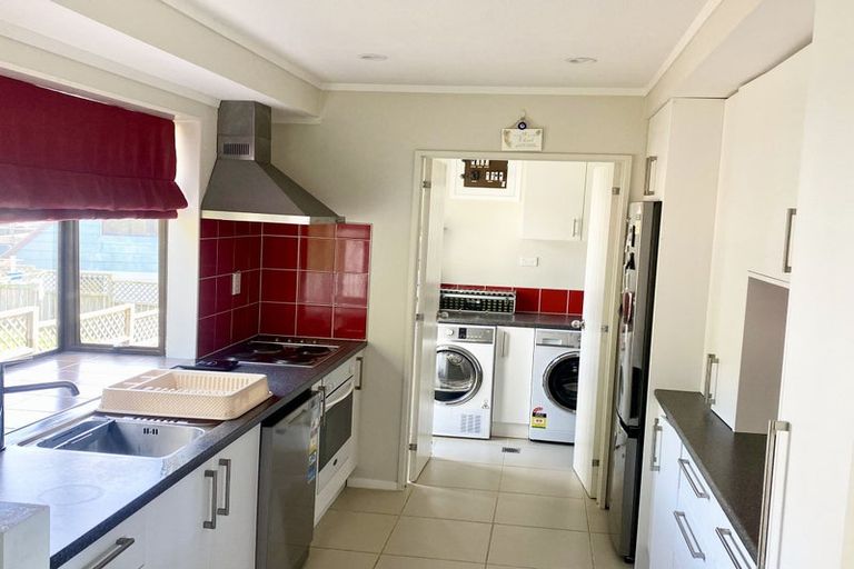 Photo of property in 2/8 Sunward Rise, Glenfield, Auckland, 0629