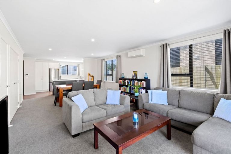 Photo of property in 11 Discovery Place, Marfell, New Plymouth, 4310