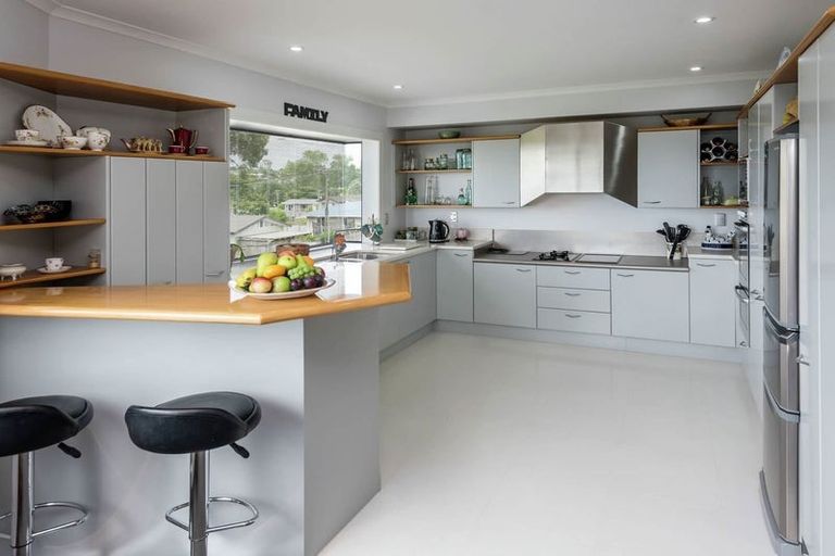 Photo of property in 2/3 Colmar Road, Mellons Bay, Auckland, 2014