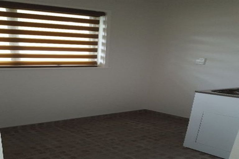 Photo of property in 21 Normanton Street, Glenfield, Auckland, 0629