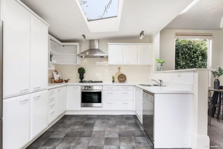 Photo of property in 8 Mertoun Terrace, Highbury, Wellington, 6012