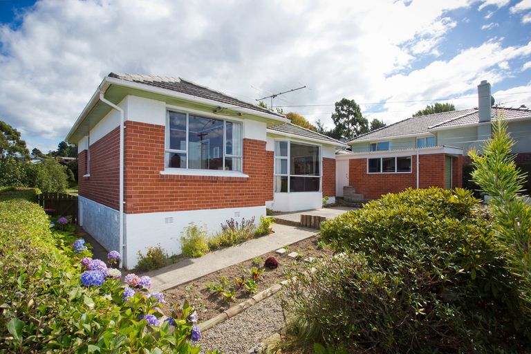 Photo of property in 25 Brockville Road, Glenross, Dunedin, 9011