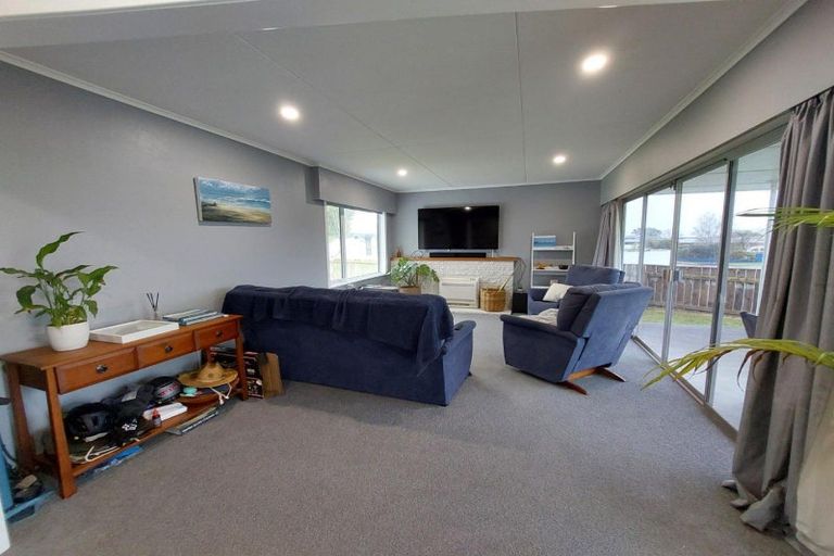 Photo of property in 8 Riversdale Drive, Merrilands, New Plymouth, 4312