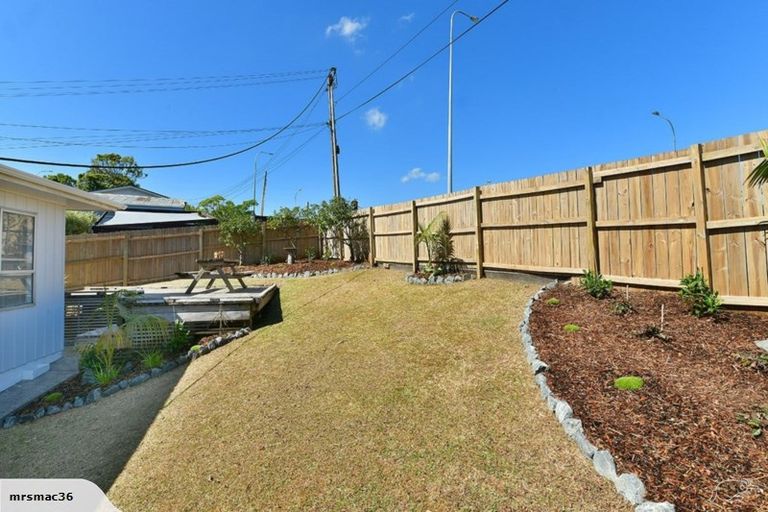 Photo of property in 1/871 East Coast Road, Northcross, Auckland, 0632