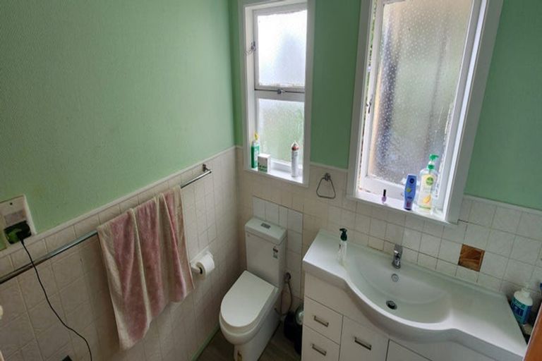 Photo of property in 15 Ellice Road, Totara Vale, Auckland, 0629