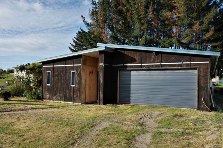 Photo of property in 1 Barclay Grove, Hokio Beach, Levin, 5571