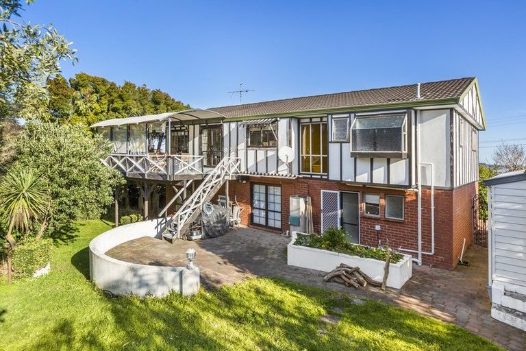 Photo of property in 30 Hoskins Avenue, Hillsborough, Auckland, 1042