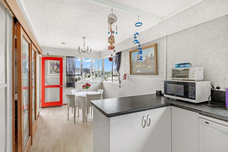 Photo of property in 37 Simons Street, Moturoa, New Plymouth, 4310