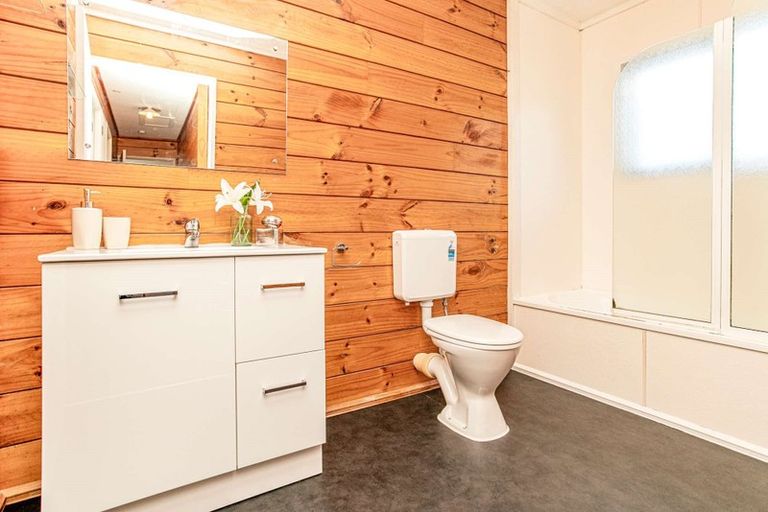 Photo of property in 1/3 Jumento Place, Unsworth Heights, Auckland, 0632