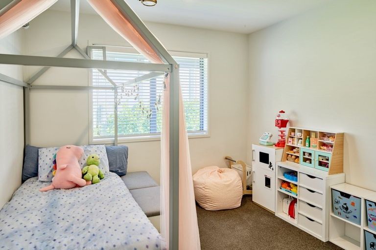 Photo of property in 32 Mooring Close, Whitby, Porirua, 5024