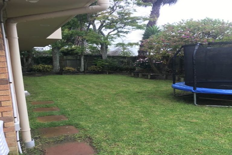 Photo of property in 2/842 East Coast Road, Oteha, Auckland, 0630