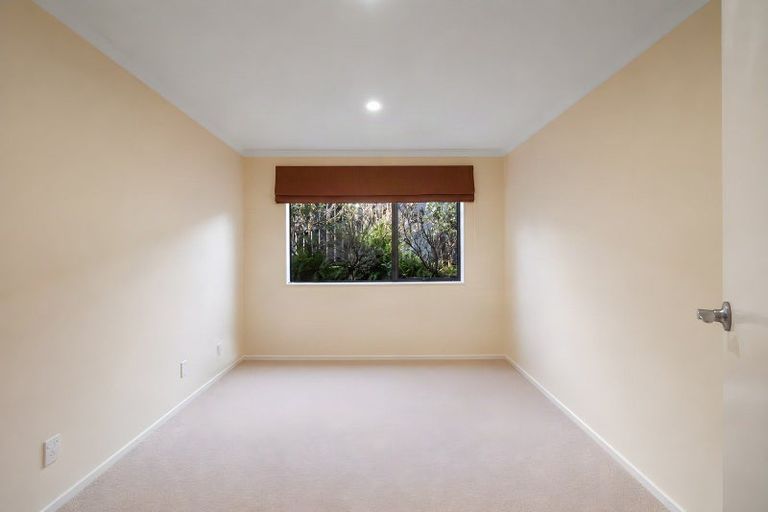Photo of property in 35 Springdale Grove, Fitzherbert, Palmerston North, 4410