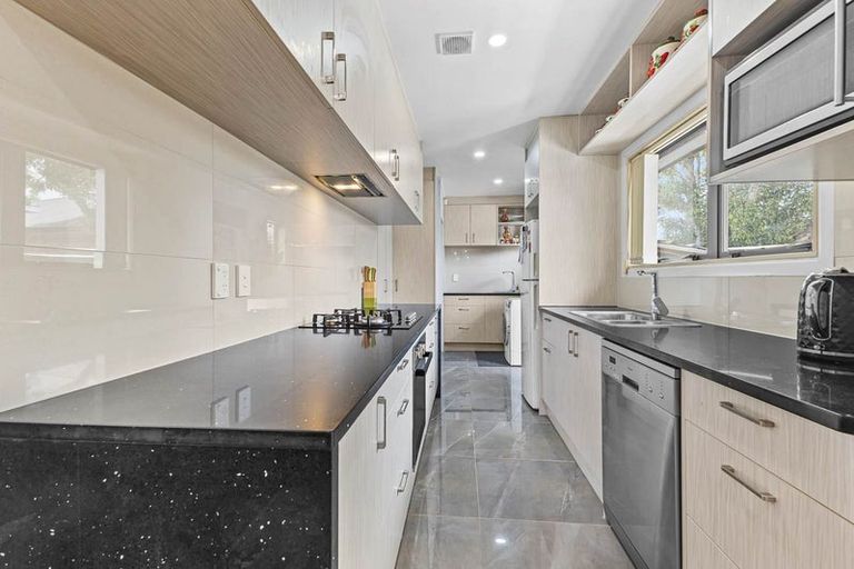 Photo of property in 16 Waterview Road West, Stanley Point, Takanini, 0624