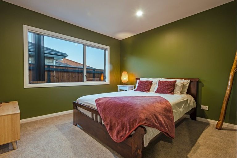Photo of property in 8 Mediterranean Grove, Fitzherbert, Palmerston North, 4410