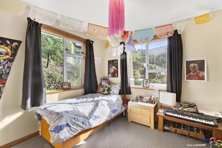 Photo of property in 17 Cave Road, Houghton Bay, Wellington, 6023