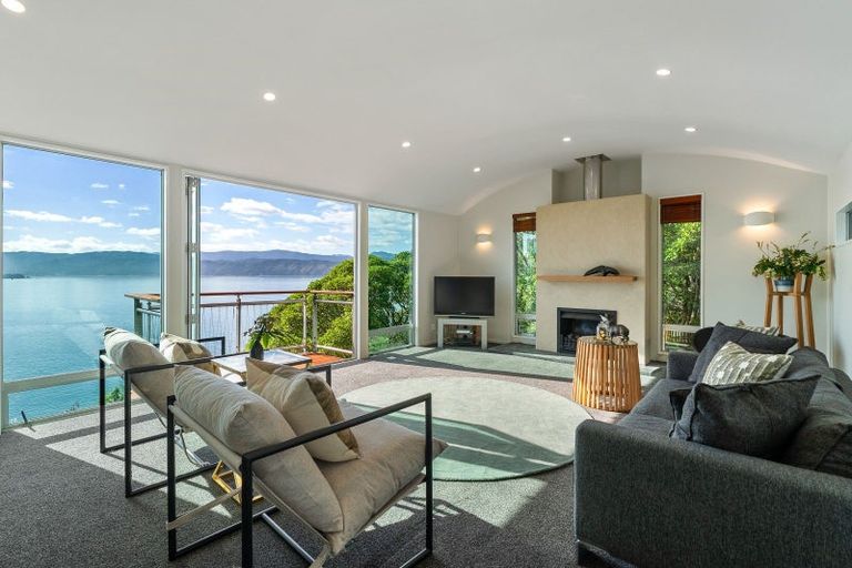 Photo of property in 365 Karaka Bay Road, Karaka Bays, Wellington, 6022