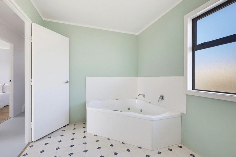 Photo of property in 128 Pikarere Street, Titahi Bay, Porirua, 5022