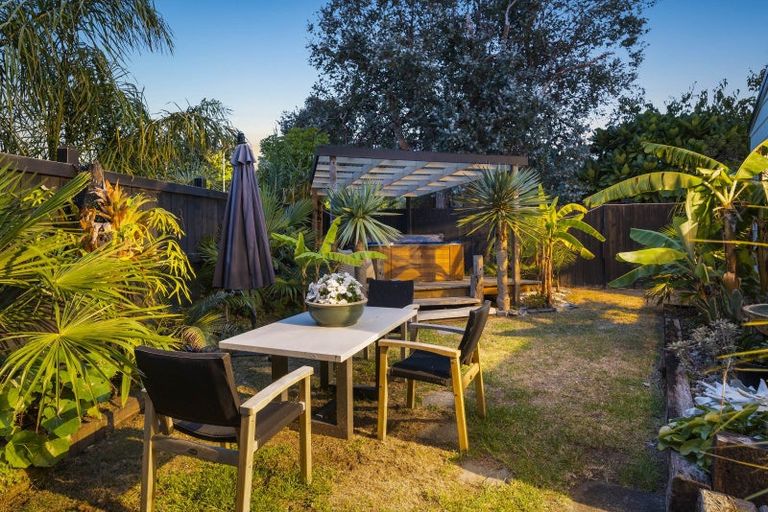 Photo of property in 2 Island View Terrace, Waikanae Beach, Waikanae, 5036