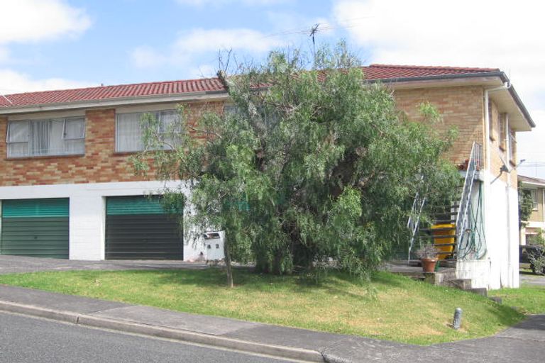 Photo of property in 1/2 Kathleen Street, Totara Vale, Auckland, 0627