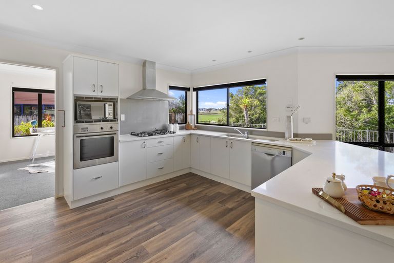 Photo of property in 16 Crannich Place, Wattle Downs, Auckland, 2103