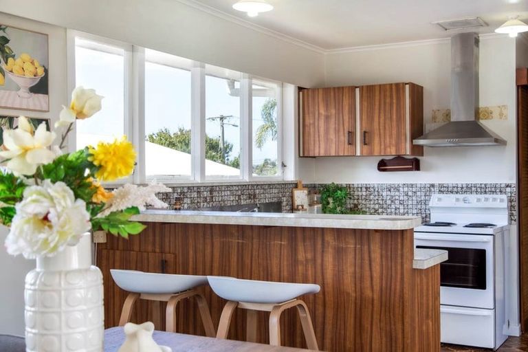 Photo of property in 10 Covil Avenue, Te Atatu South, Auckland, 0610