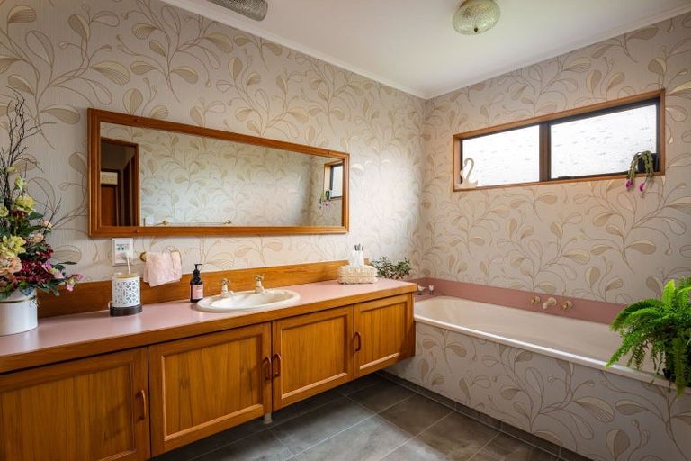 Photo of property in 10 Ruskin Place, Westown, New Plymouth, 4310