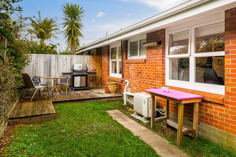 Photo of property in 3/50 Old Lake Road, Narrow Neck, Auckland, 0624