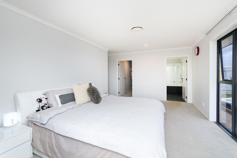 Photo of property in 55 Vaucluse Heights, Fitzherbert, Palmerston North, 4410